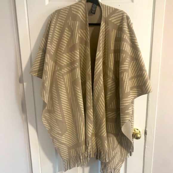 Geometric Print Poncho - Picture 1 of 4